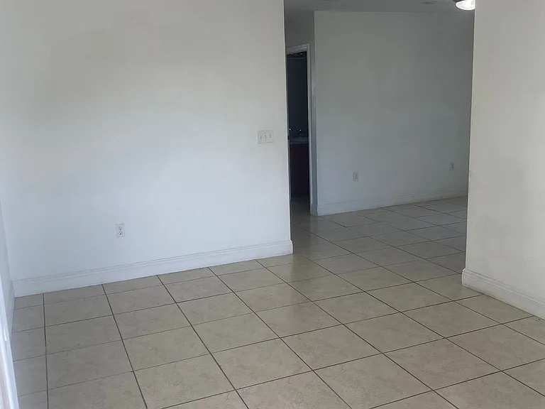 2413 W 78th St #204 — Photo 16