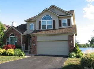 389 Lakeshore Pointe Dr, Howell, MI