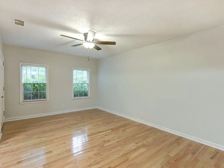 1210 E 54th St Duplex — Photo 13