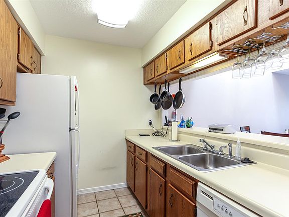 3rd image of 919 Brookside Ct