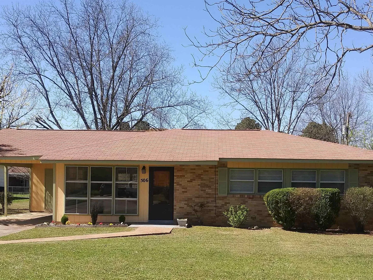 3 bed, 1.5 bath, 800 sqft, $1,400 — Photo 1