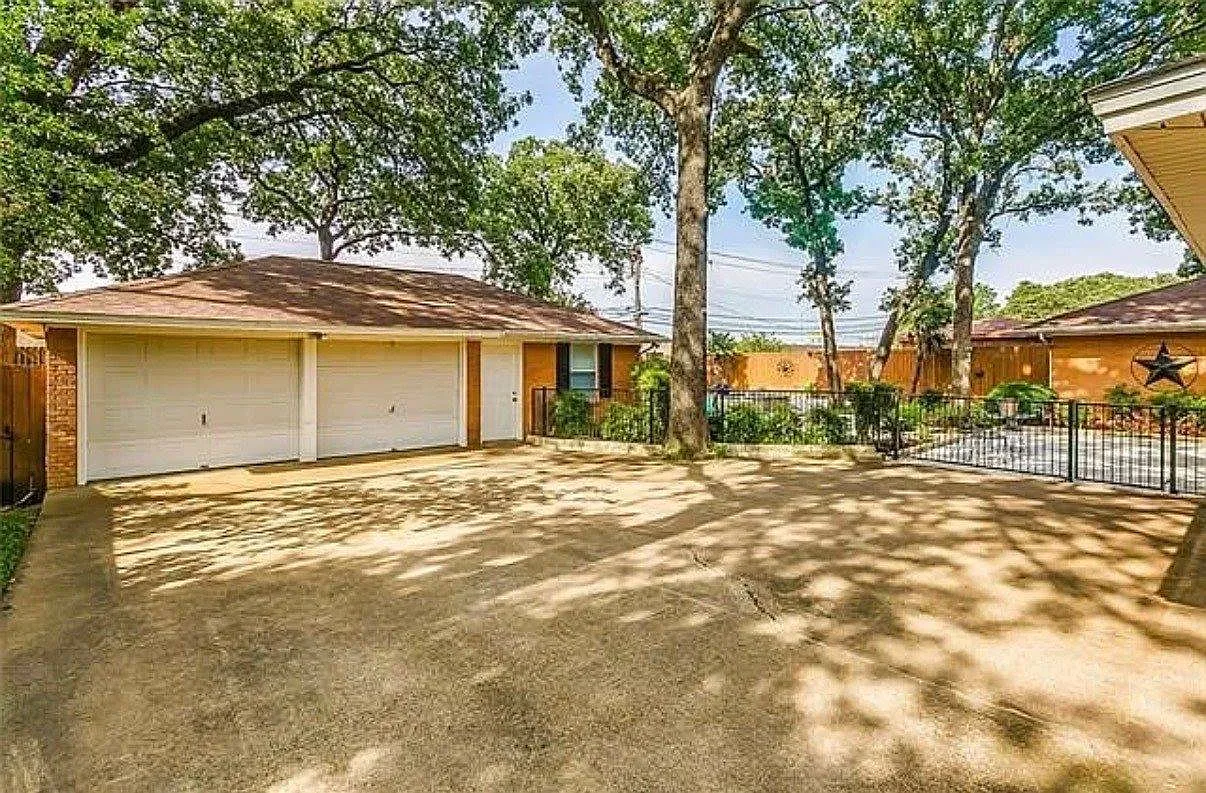3 bed, 2.5 bath, 2398 sqft, $3,100 — Photo 2