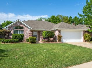 317 Park Forest Ct, Hurst, TX 76053