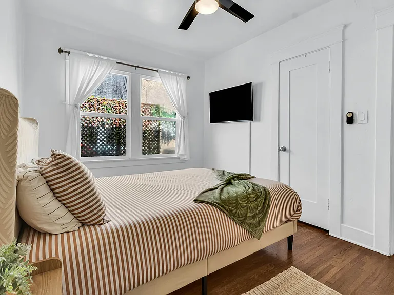 4239 Cherokee Ave — Photo 11
