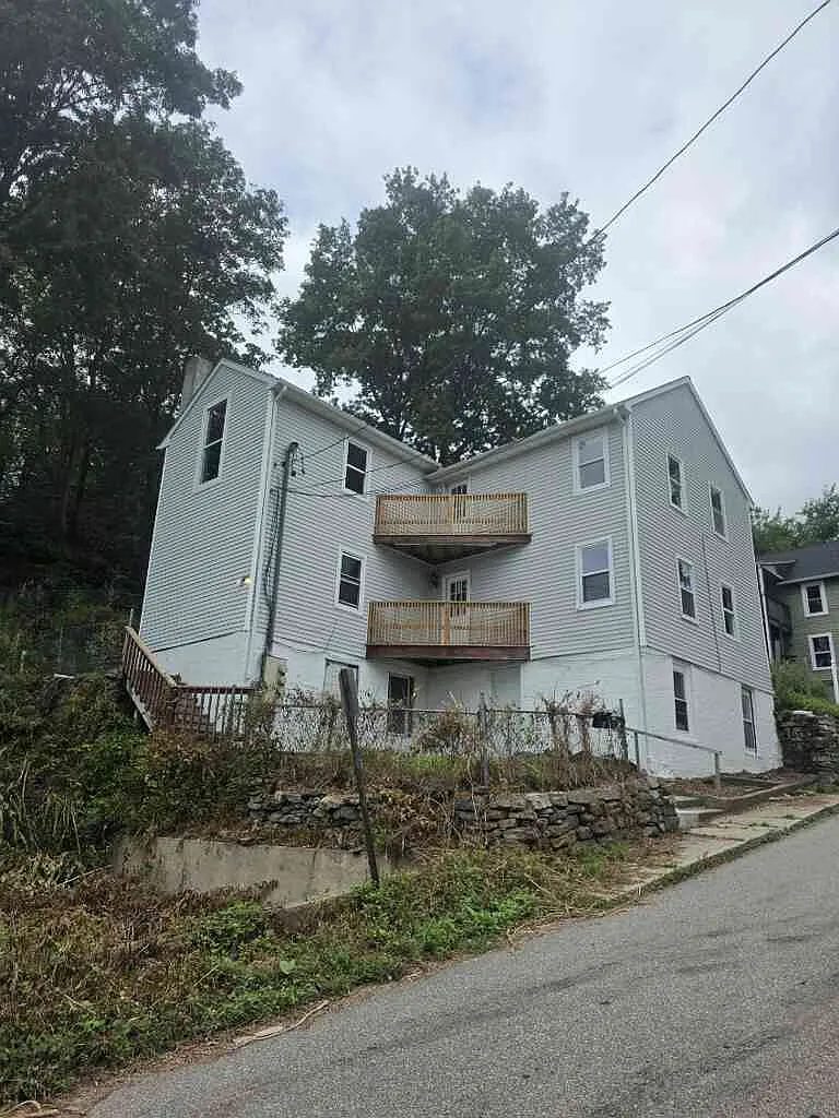 3 bed, $1,900 — Photo 1
