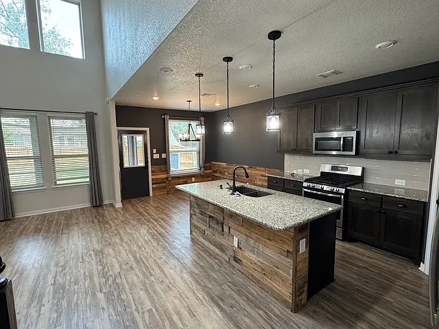 4 bed, 2320 sqft, $2,475 — Photo 3