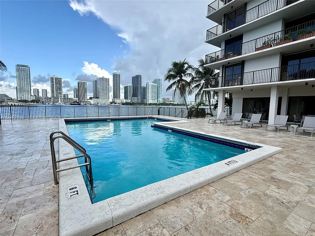 Building Photo - 801 N Venetian Dr #408