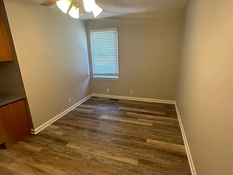 1130 Sloan St — Photo 11