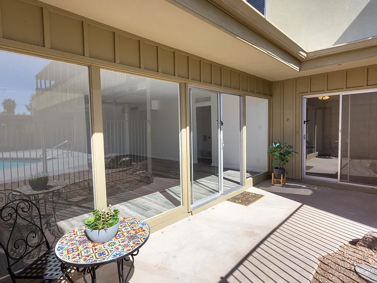 1043 E Maryland Ave #5 — Photo 2