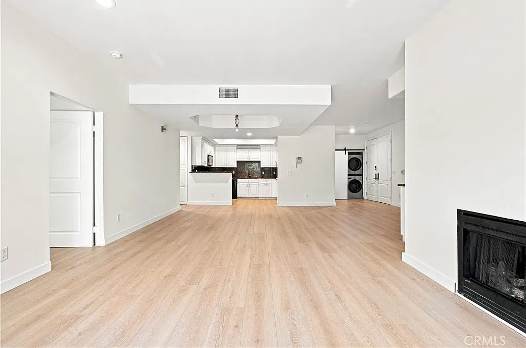 3 bed, 3.0 bath, 1711 sqft, $4,600 — Photo 2