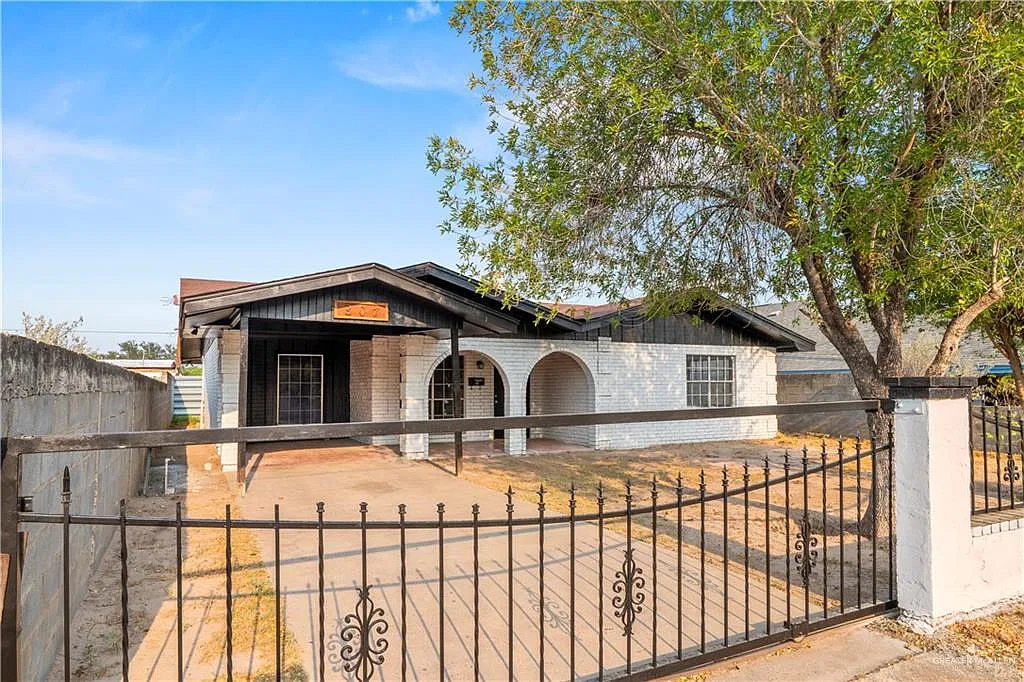 3 bed, 2.0 bath, 2207 sqft, $1,250 — Photo 1