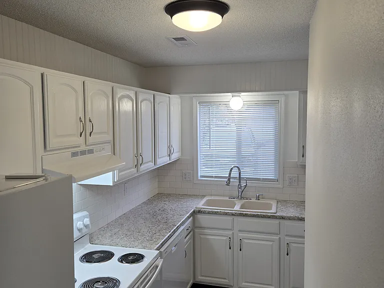 3000 SE 20th St #1 — Photo 2