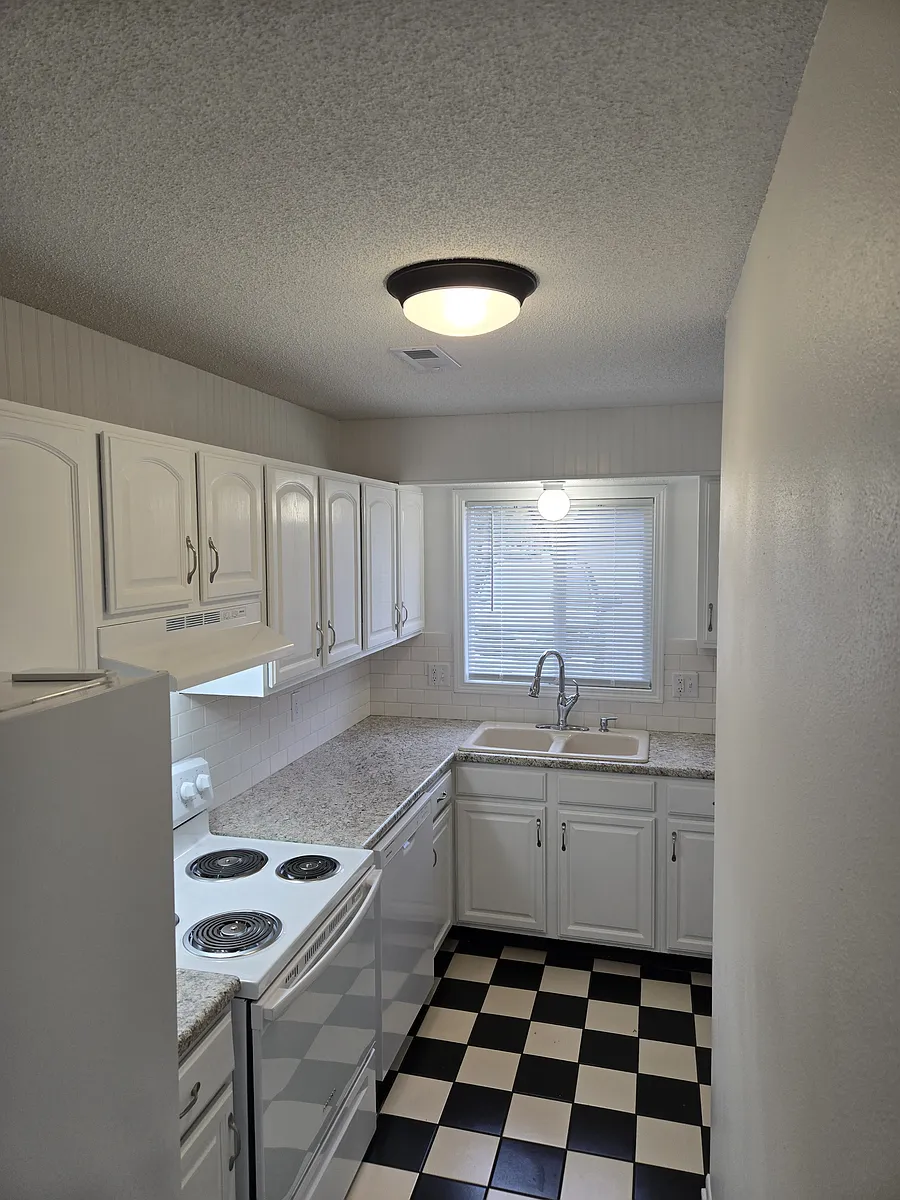 Building Photo - 3000 SE 20th St #1