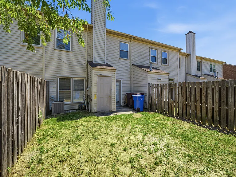 748 Creekside Cres — Photo 15
