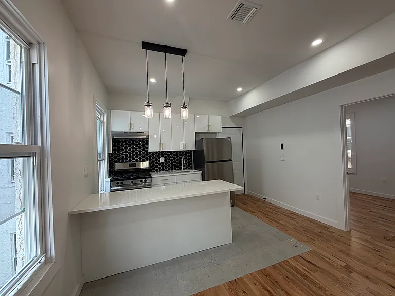 181 Woodside Ave #2F — Photo 3