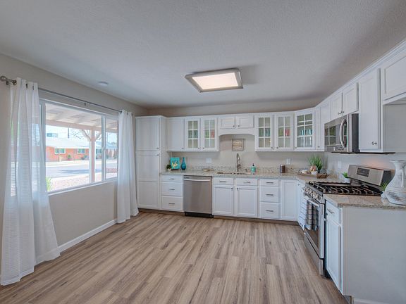 Kitchen w/ Breakfast Area