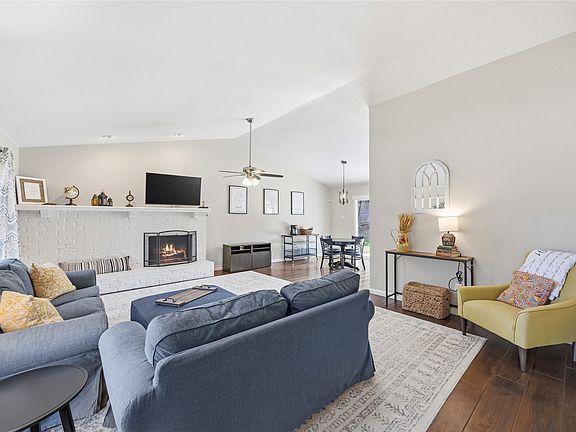 5th image of 408 Thorn Wood Dr