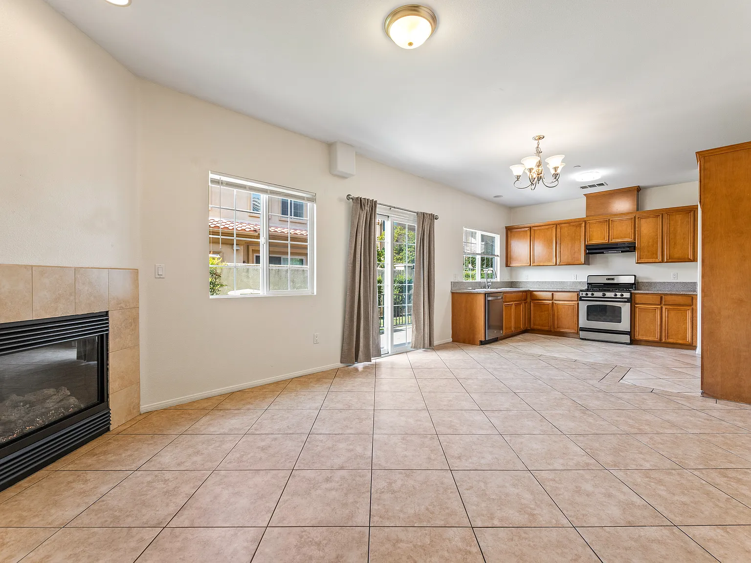 3 bed, 1341 sqft, $3,399 — Photo 2