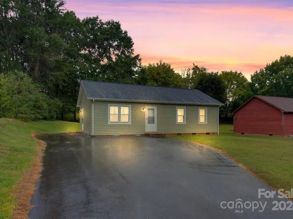 2757 34th Street Pl NE, Hickory, NC 28601