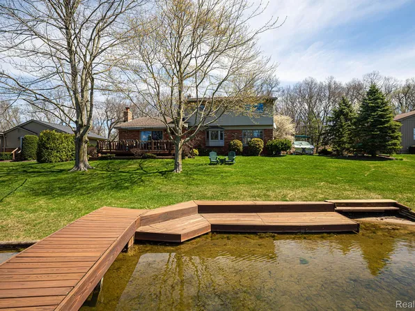 822 Golden Shores Dr, White Lake, MI 48386