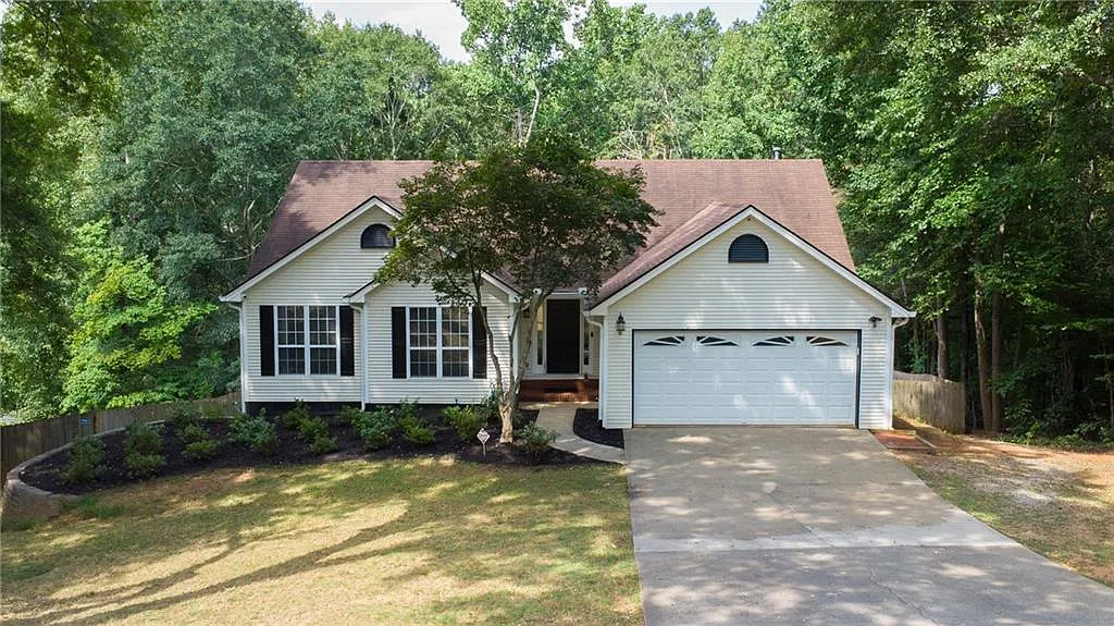 3 bed, 2.0 bath, 2414 sqft, $2,990 — Photo 1