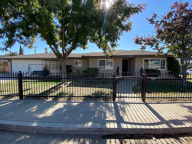 2813 Coventry Dr — Photo 1