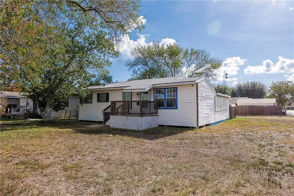 3 bed, 2.0 bath, 1389 sqft, $1,350 — Photo 4