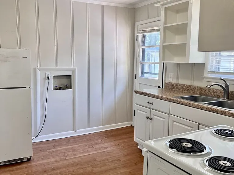 1208 Chester Ave — Photo 3