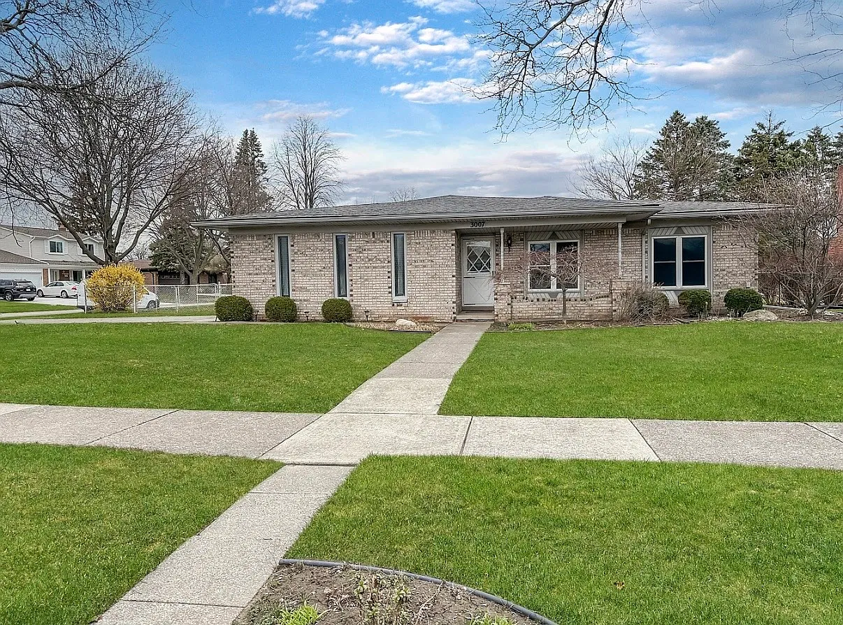 3 bed, 1.5 bath, 1500 sqft, $2,600 — Photo 2