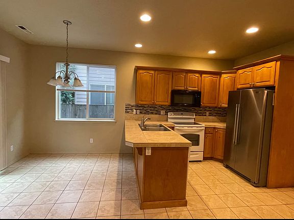 3rd image of 5407 NE 29th Cir