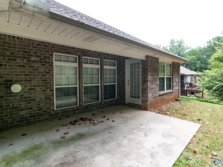 124 Wittington Ln — Photo 31