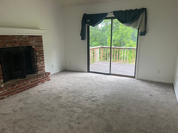 Large Living room with new carpet!