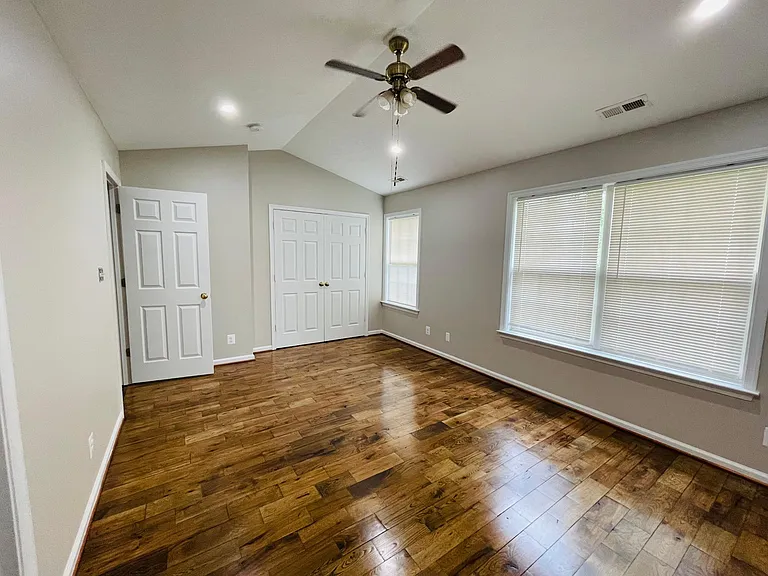 302 Regina Ln — Photo 7