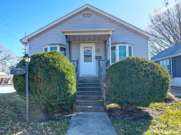 1002 W Poplar St, Taylorville, IL 62568