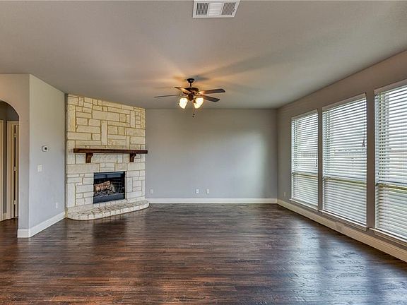 5th image of 527 Stillwater Dr