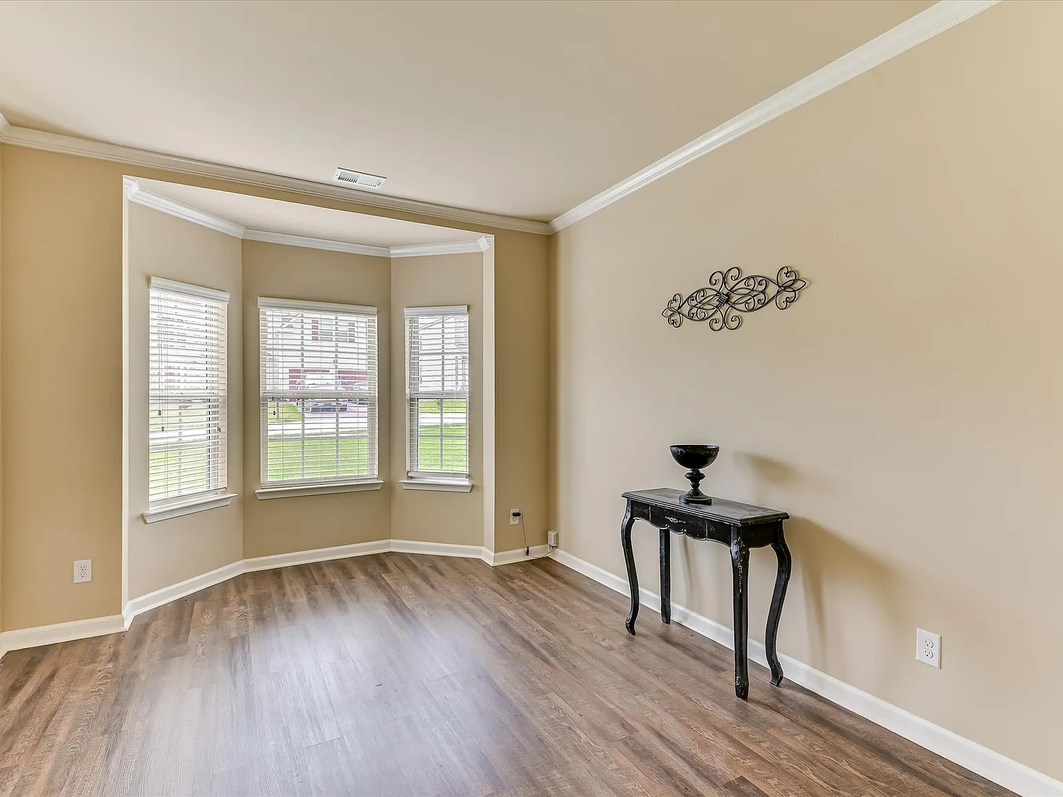 4 bed, 2625 sqft, $2,300 — Photo 4