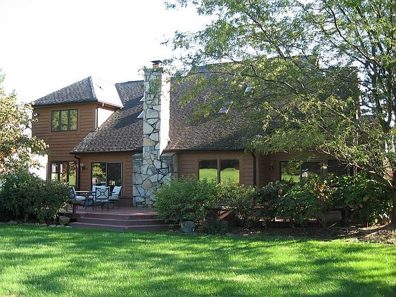 Large 2-level deck w/ built-in seating and planters. Overlooks Golf Course!