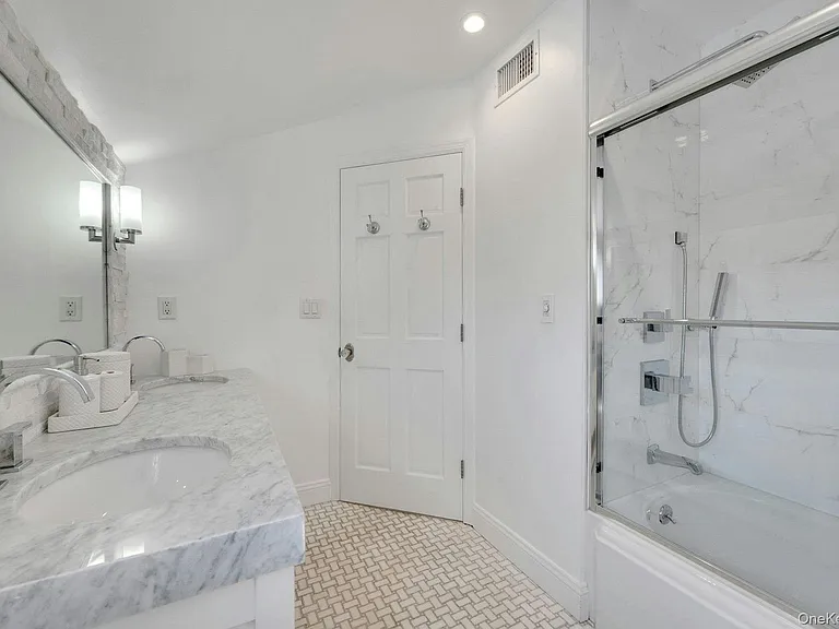4 Lorraine Dr — Photo 22