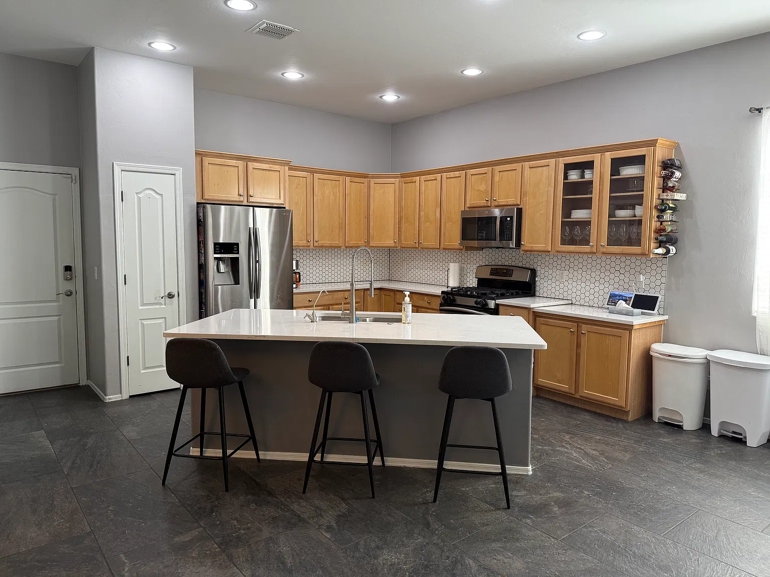 4 bed, 2338 sqft, $2,700 — Photo 3