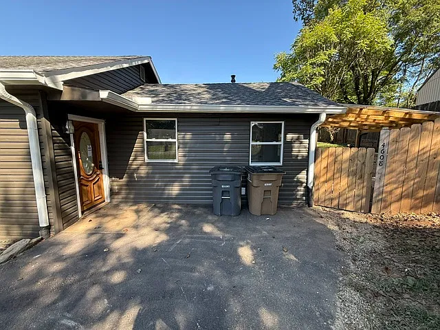 3 bed, 1100 sqft, $2,400 — Photo 1