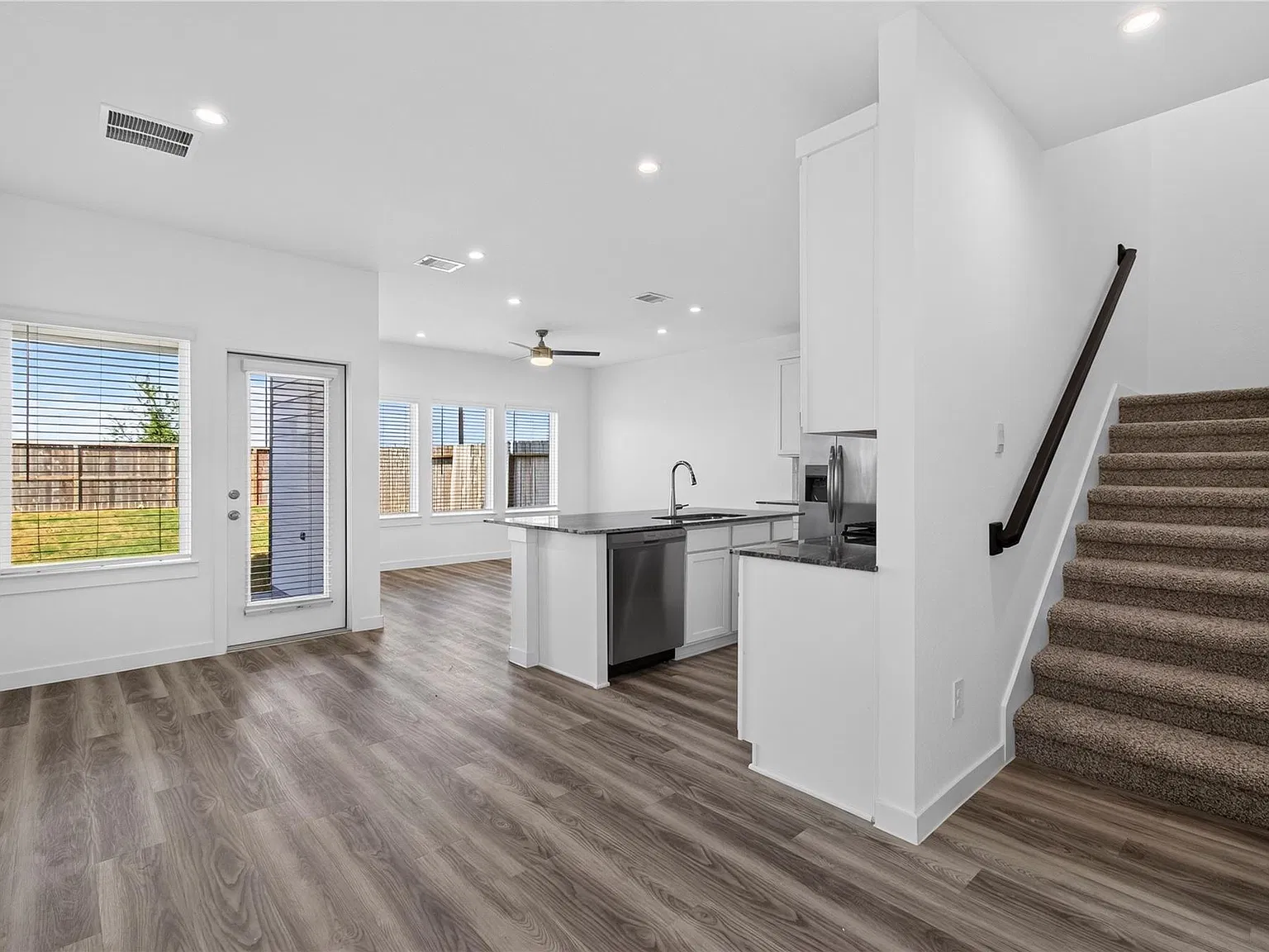 3 bed, 2.5 bath, 1586 sqft, $2,300 — Photo 2