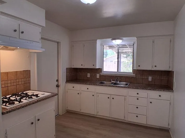 1419 N Winery Ave — Photo 9