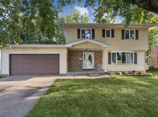 2423 E 32nd St, Davenport, IA 52807