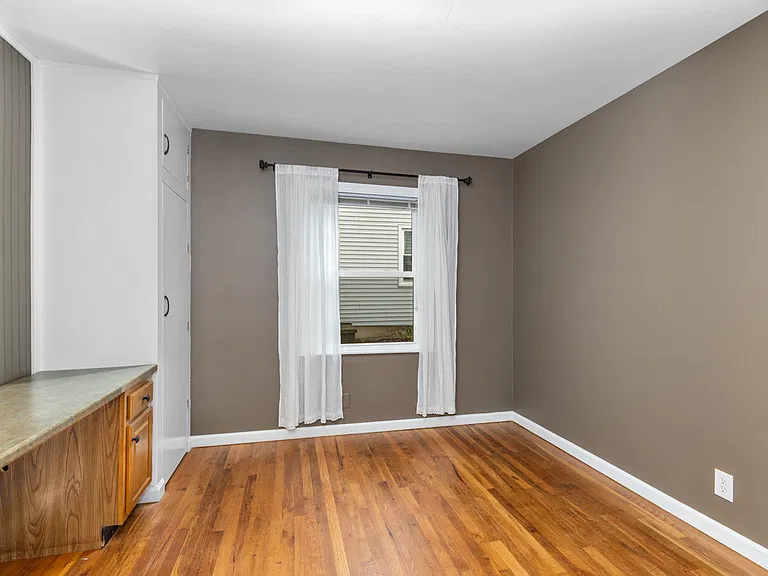 2116 Riverside Dr NE — Photo 10