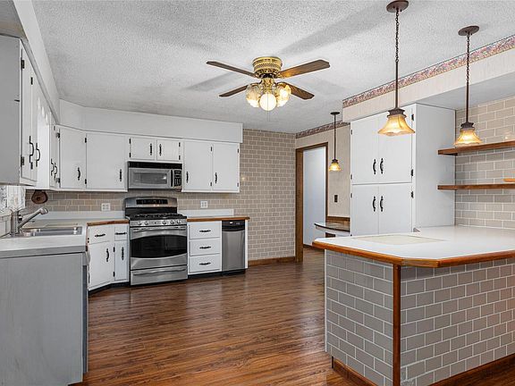 3rd image of 14 Woodale Dr