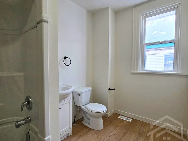 358 Glebe St #2 — Photo 4