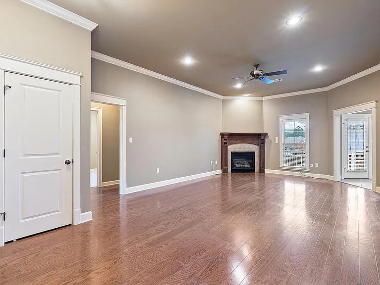 1300 Edge Valley Dr N — Photo 3
