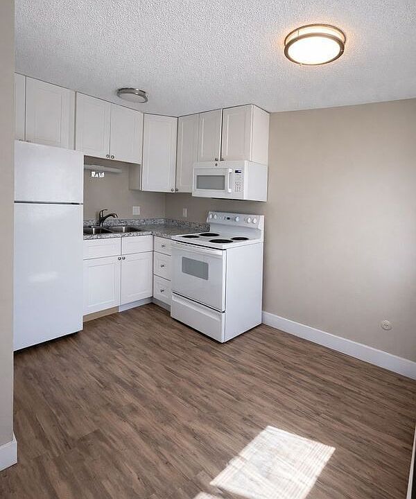 1st image of 3048 W Amherst Ave #102
