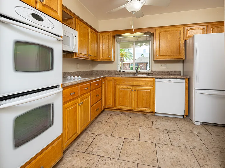 4613 E Escondido Ave — Photo 6