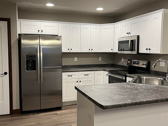 4th image of 620 Hillside Dr